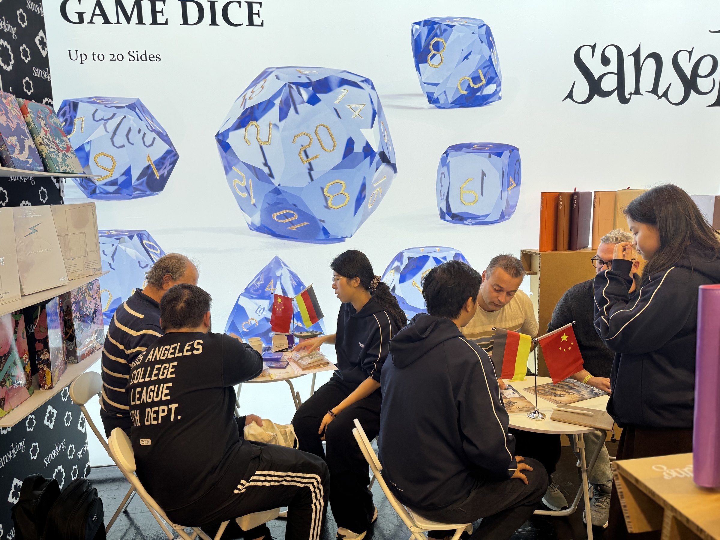 Business discussion at the SANSEKING booth